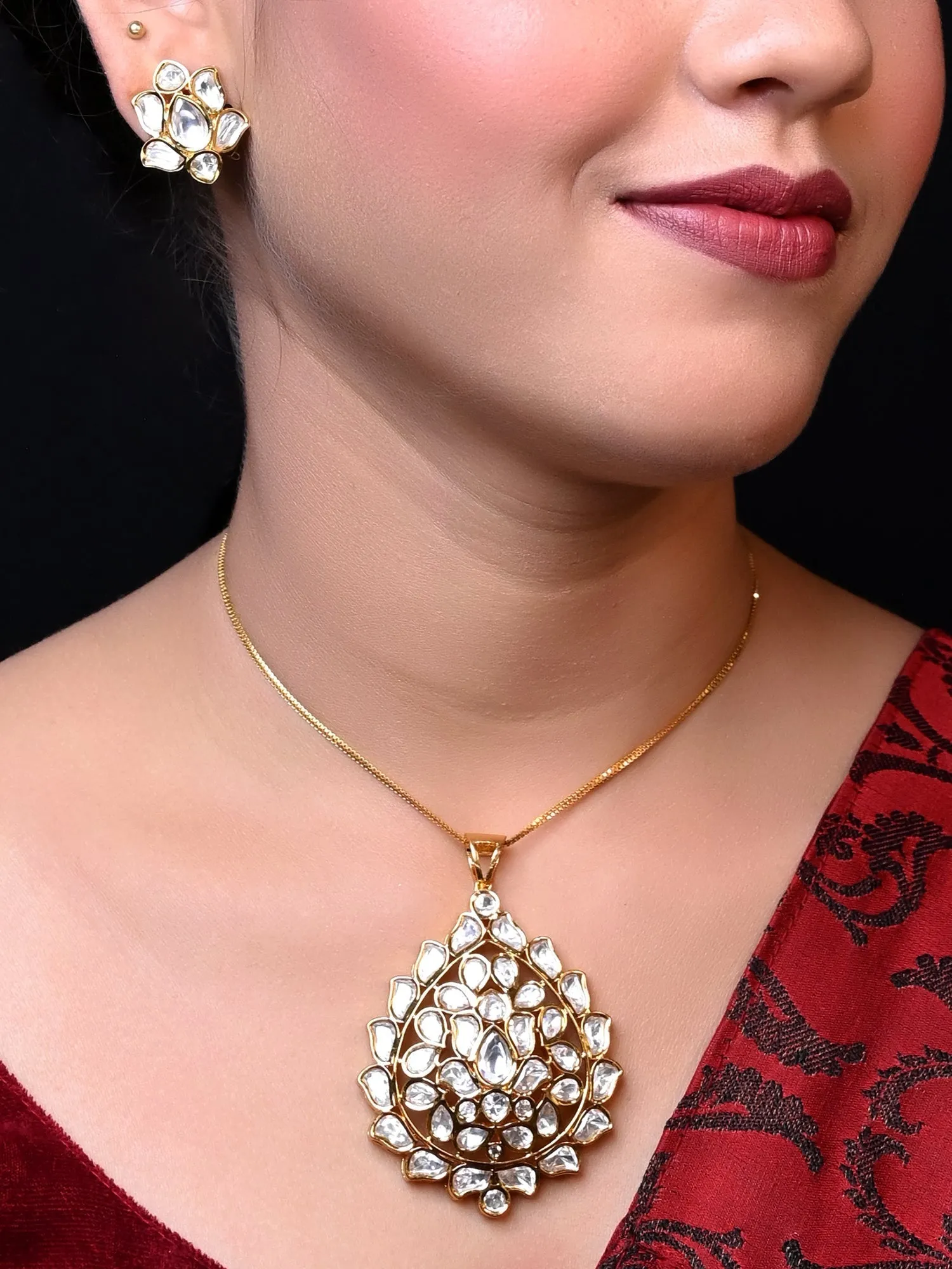 Pranshi White Kundan Pendant Set